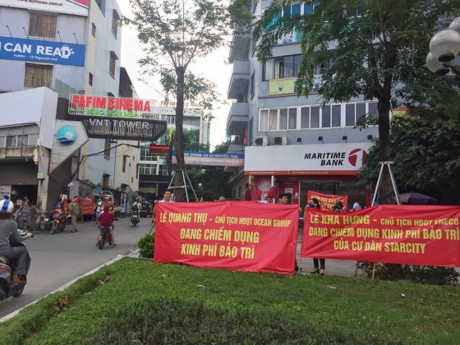 Dân chung cư hạng sang căng băng rôn đòi hàng chục tỷ quỹ bảo trì ảnh 2