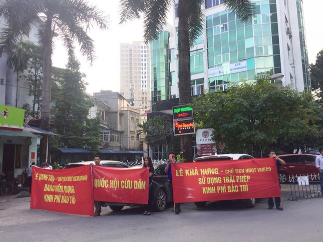 Dân chung cư hạng sang căng băng rôn đòi hàng chục tỷ quỹ bảo trì ảnh 1