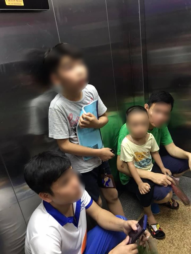 6 cư dân bị 'nhốt' gần 1 tiếng trong thang máy chung cư Hà Nội ảnh 1