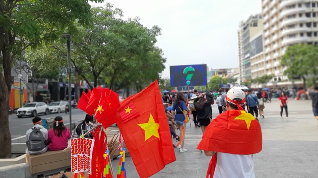 Hàng trăm cổ động viên 'tiếp lửa' cho đội tuyển Việt Nam ảnh 2