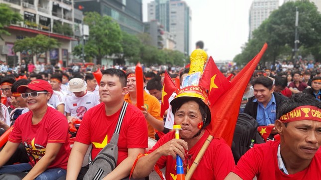 Hàng trăm cổ động viên 'tiếp lửa' cho đội tuyển Việt Nam ảnh 3