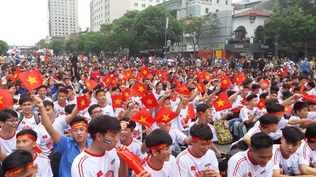Hàng trăm cổ động viên 'tiếp lửa' cho đội tuyển Việt Nam ảnh 4