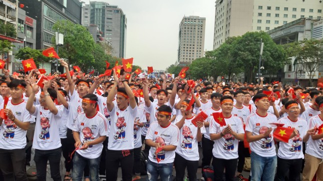 Hàng trăm cổ động viên 'tiếp lửa' cho đội tuyển Việt Nam ảnh 5
