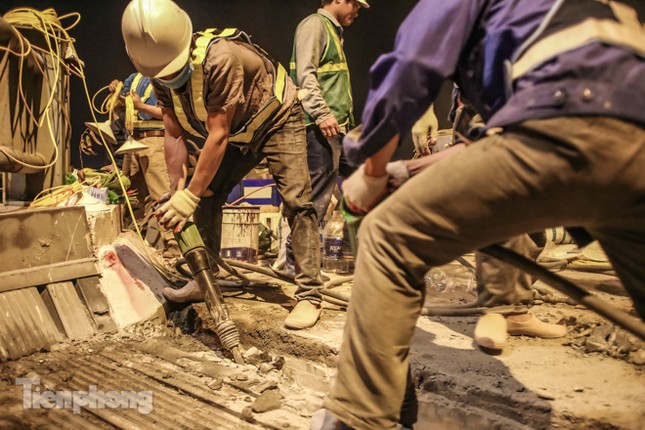 Công nhân 'trắng đêm' sửa chữa mặt cầu Vĩnh Tuy ảnh 6