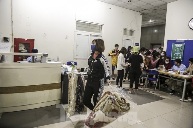 Lấy 3 tòa nhà làm khu cách ly, sinh viên ở Mỹ Đình di dời trong đêm ảnh 14