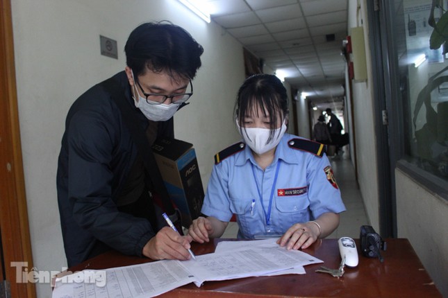 Sinh viên dùng xe bò chở đồ đạc 'nhường' ký túc xá làm khu cách ly ảnh 10