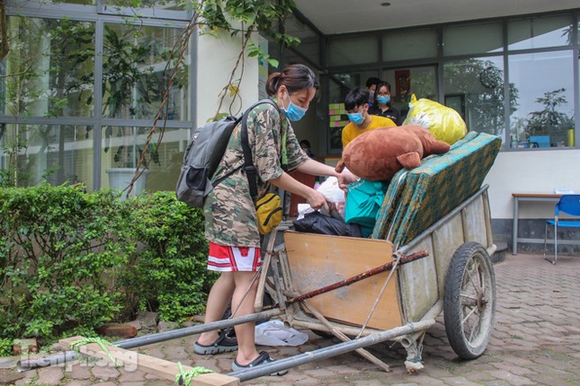 Sinh viên dùng xe bò chở đồ đạc 'nhường' ký túc xá làm khu cách ly ảnh 3