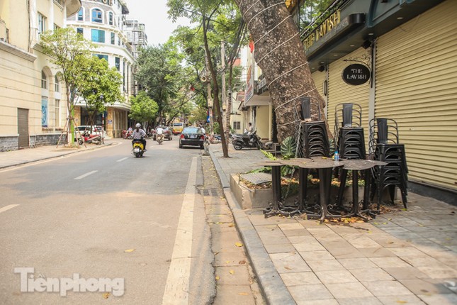 Hàng loạt quán cà phê đất 'vàng' Hà Nội tạm thời đóng cửa ảnh 10