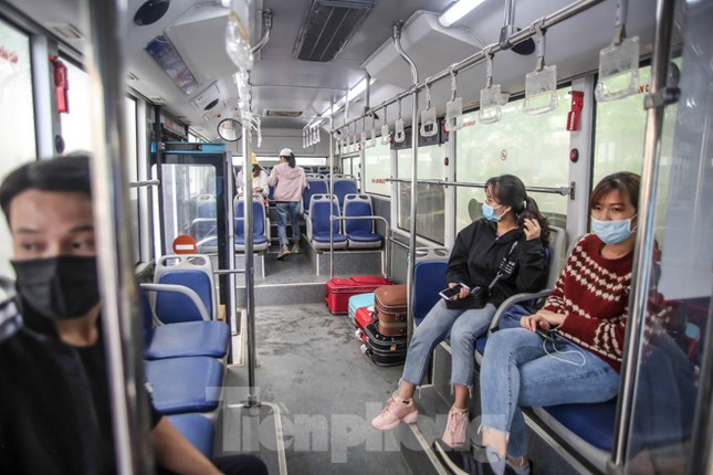 Hết hạn cách ly, hàng trăm người phấn khởi về nhà bằng xe buýt ảnh 11