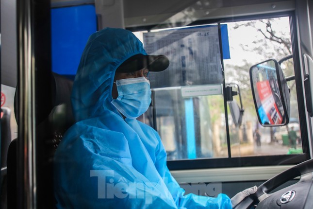Hết hạn cách ly, hàng trăm người phấn khởi về nhà bằng xe buýt ảnh 13