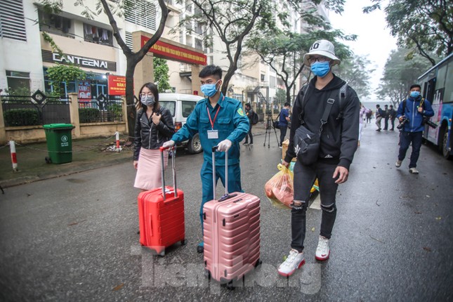 Hết hạn cách ly, hàng trăm người phấn khởi về nhà bằng xe buýt ảnh 14