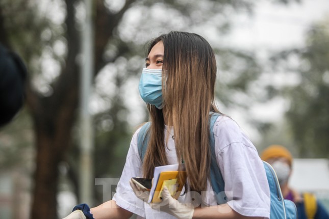 Hết hạn cách ly, hàng trăm người phấn khởi về nhà bằng xe buýt ảnh 16