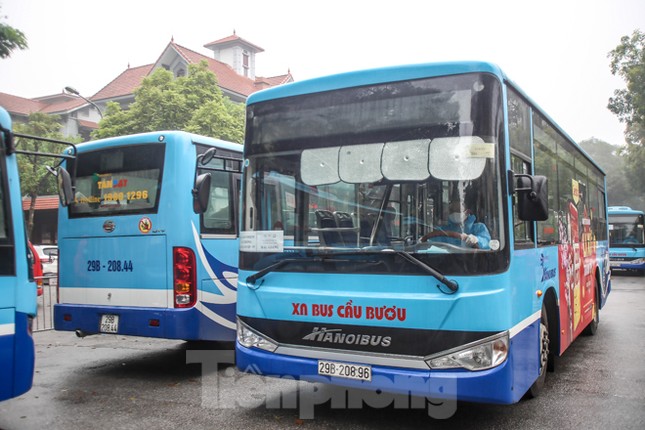 Hết hạn cách ly, hàng trăm người phấn khởi về nhà bằng xe buýt ảnh 2