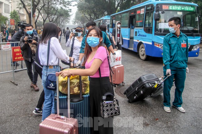 Hết hạn cách ly, hàng trăm người phấn khởi về nhà bằng xe buýt ảnh 5