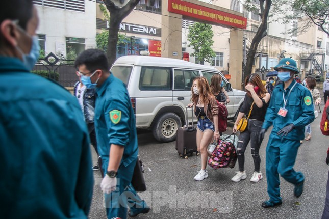 Hết hạn cách ly, hàng trăm người phấn khởi về nhà bằng xe buýt ảnh 6
