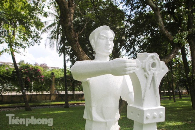Sau lòe loẹt màu sắc, tượng ở công viên Thống Nhất mặc lại 'áo trắng' ảnh 11