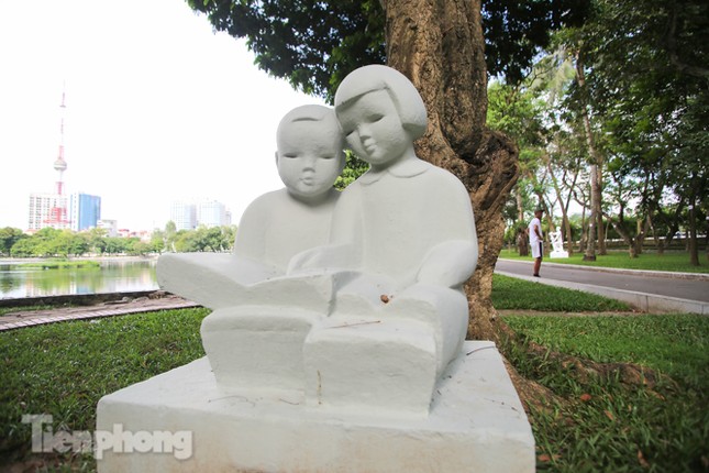 Sau lòe loẹt màu sắc, tượng ở công viên Thống Nhất mặc lại 'áo trắng' ảnh 1