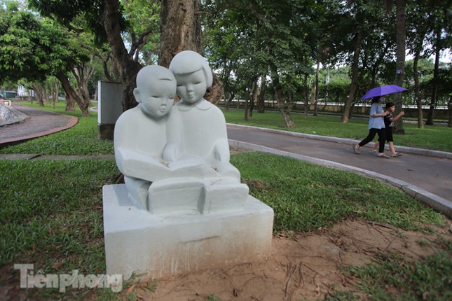 Sau lòe loẹt màu sắc, tượng ở công viên Thống Nhất mặc lại 'áo trắng' ảnh 2