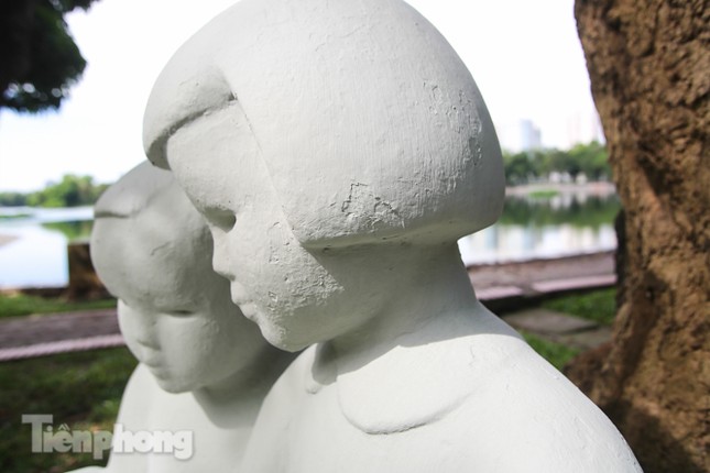 Sau lòe loẹt màu sắc, tượng ở công viên Thống Nhất mặc lại 'áo trắng' ảnh 3