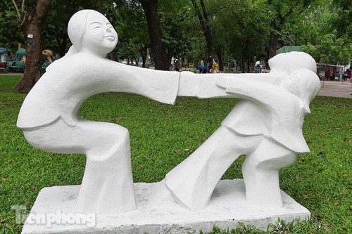 Sau lòe loẹt màu sắc, tượng ở công viên Thống Nhất mặc lại 'áo trắng' ảnh 4