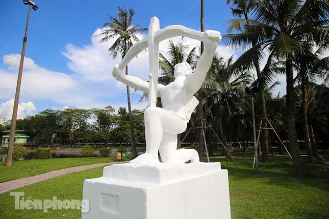 Sau lòe loẹt màu sắc, tượng ở công viên Thống Nhất mặc lại 'áo trắng' ảnh 5
