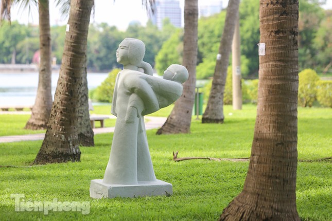 Sau lòe loẹt màu sắc, tượng ở công viên Thống Nhất mặc lại 'áo trắng' ảnh 7