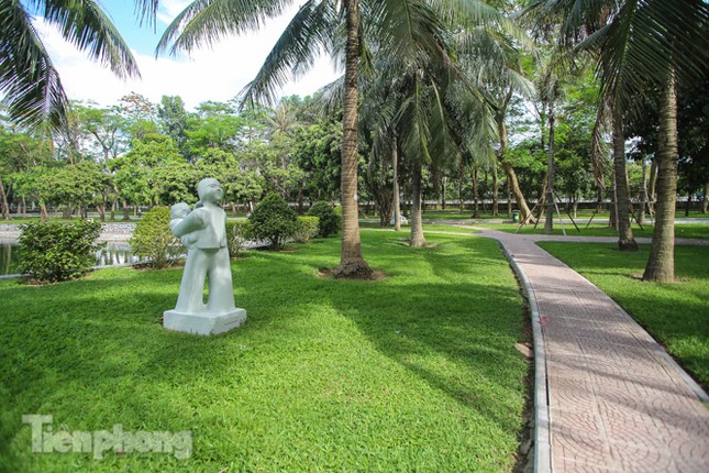 Sau lòe loẹt màu sắc, tượng ở công viên Thống Nhất mặc lại 'áo trắng' ảnh 8