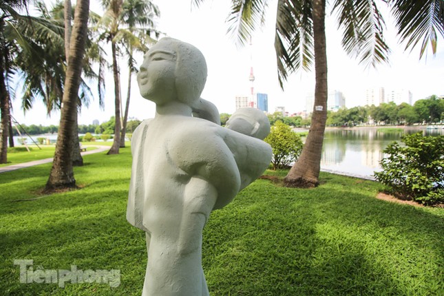 Sau lòe loẹt màu sắc, tượng ở công viên Thống Nhất mặc lại 'áo trắng' ảnh 9