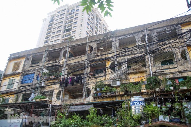Cận cảnh các chung cư trước nguy cơ đổ sập bất cứ lúc nào ở Hà Nội ảnh 11