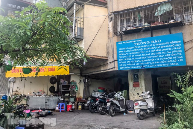 Cận cảnh các chung cư trước nguy cơ đổ sập bất cứ lúc nào ở Hà Nội ảnh 14