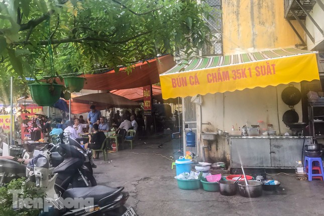 Cận cảnh các chung cư trước nguy cơ đổ sập bất cứ lúc nào ở Hà Nội ảnh 15