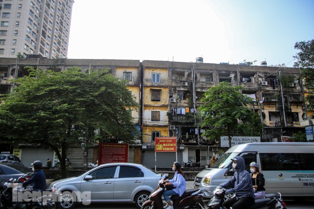 Cận cảnh các chung cư trước nguy cơ đổ sập bất cứ lúc nào ở Hà Nội ảnh 1