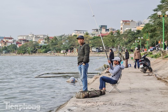 Vụ biến hồ Định Công thành nơi câu cá dịch vụ hốt bạc: 'Đá bóng' trách nhiệm? ảnh 5