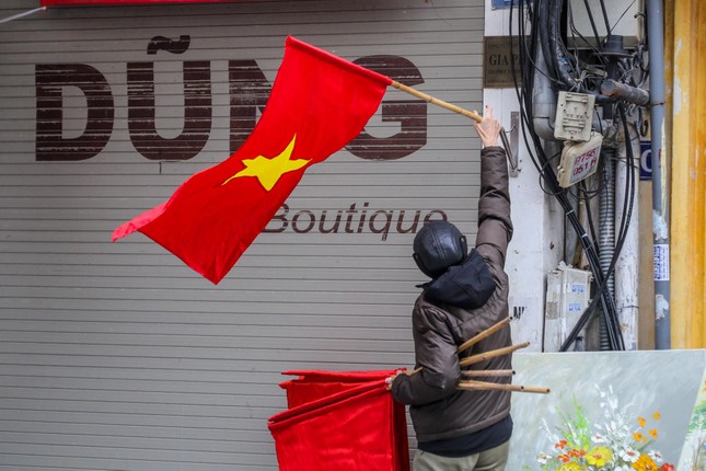  Phố phường Hà Nội đỏ thắm màu cờ ngày 29 Tết  - Ảnh 8.