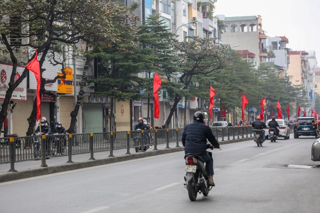  Phố phường Hà Nội đỏ thắm màu cờ ngày 29 Tết  - Ảnh 10.