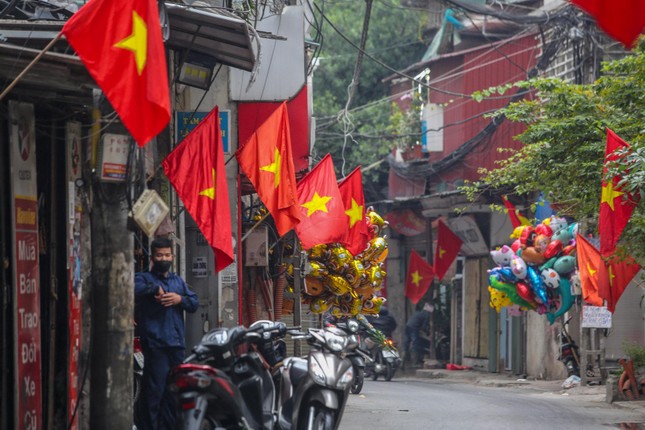  Phố phường Hà Nội đỏ thắm màu cờ ngày 29 Tết  - Ảnh 3.