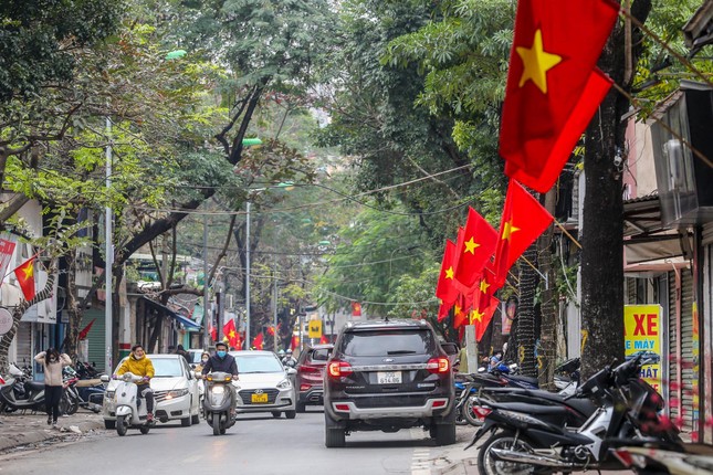  Phố phường Hà Nội đỏ thắm màu cờ ngày 29 Tết  - Ảnh 5.