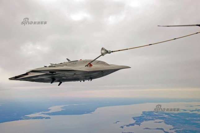 Tận thấy siêu UAV tàng hình X-47B tiếp dầu trên không ảnh 1