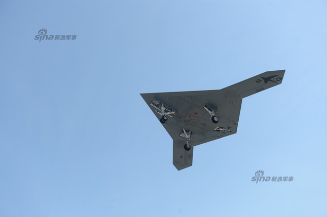 Tận thấy siêu UAV tàng hình X-47B tiếp dầu trên không ảnh 4