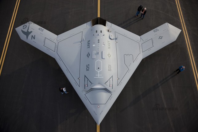 Tận thấy siêu UAV tàng hình X-47B tiếp dầu trên không ảnh 8