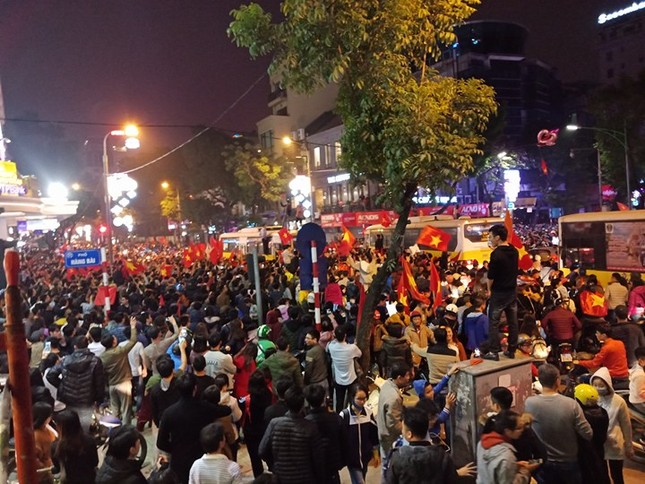 Người dân cả nước xuống đường mừng chiến thắng của U23 Việt Nam ảnh 11