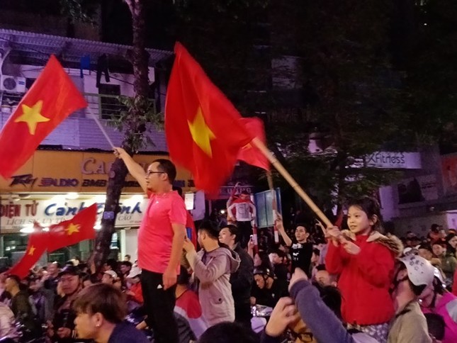 Người dân cả nước xuống đường mừng chiến thắng của U23 Việt Nam ảnh 13