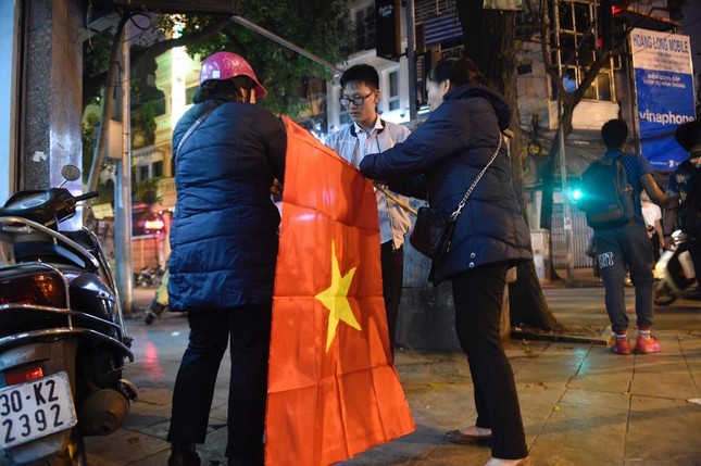 Người dân cả nước xuống đường mừng chiến thắng của U23 Việt Nam ảnh 3