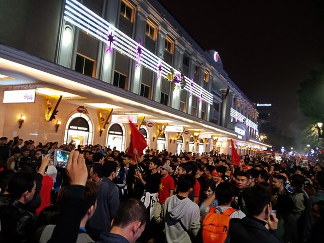 Người dân cả nước xuống đường mừng chiến thắng của U23 Việt Nam ảnh 6