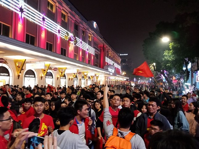 Người dân cả nước xuống đường mừng chiến thắng của U23 Việt Nam ảnh 7