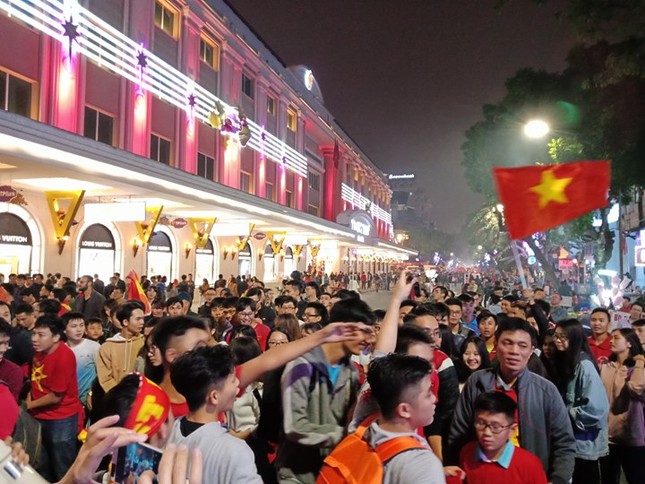 Người dân cả nước xuống đường mừng chiến thắng của U23 Việt Nam ảnh 8