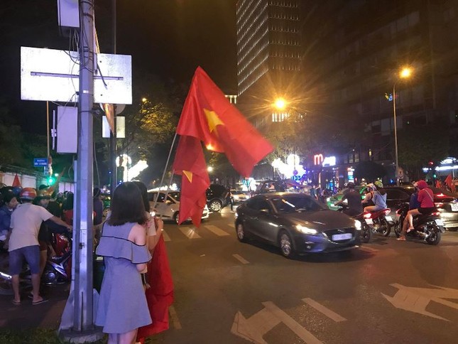 Người dân cả nước xuống đường mừng chiến thắng của U23 Việt Nam ảnh 14