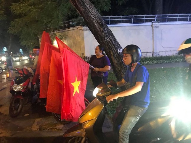 Người dân cả nước xuống đường mừng chiến thắng của U23 Việt Nam ảnh 15