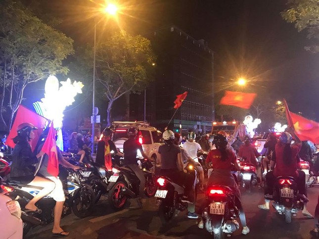 Người dân cả nước xuống đường mừng chiến thắng của U23 Việt Nam ảnh 16