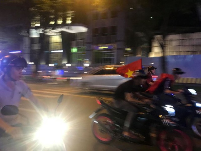 Người dân cả nước xuống đường mừng chiến thắng của U23 Việt Nam ảnh 17